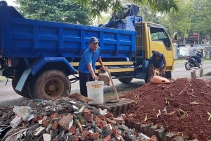 angkut puing renovasi mall dan kantor di Cijantung