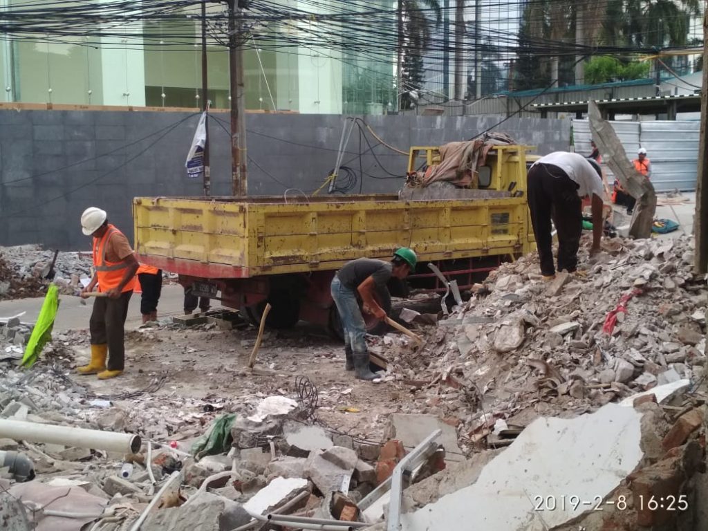 tim angkut puing malam hari area komersial