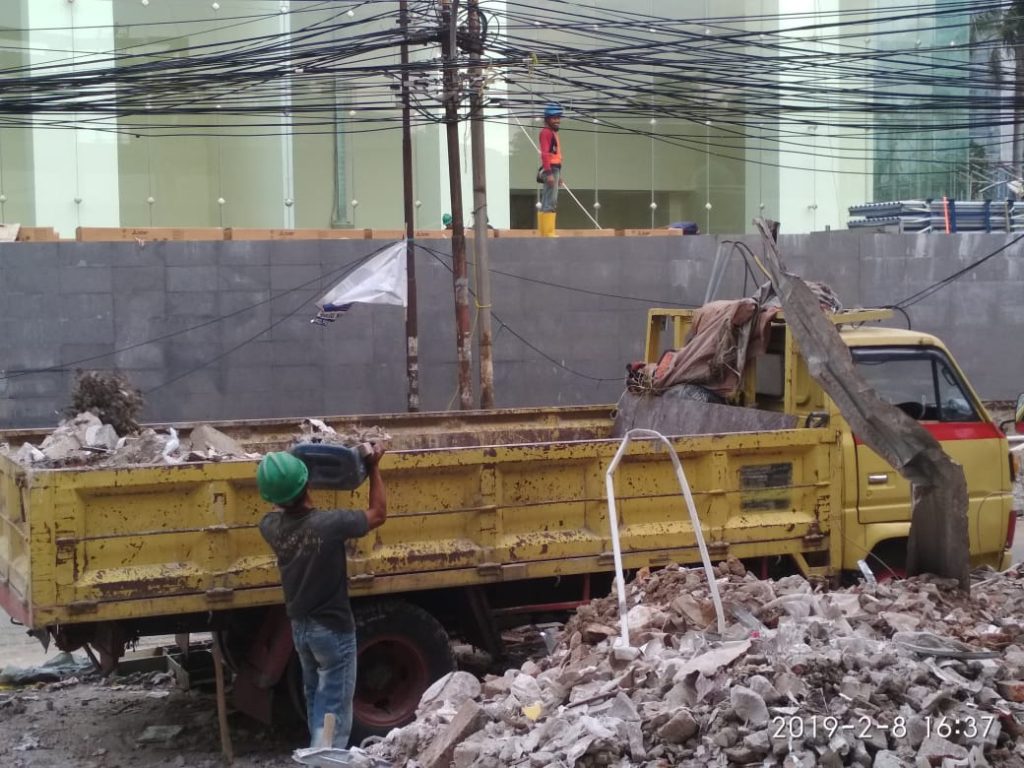 jasa buang puing malam hari di gedung perkantoran